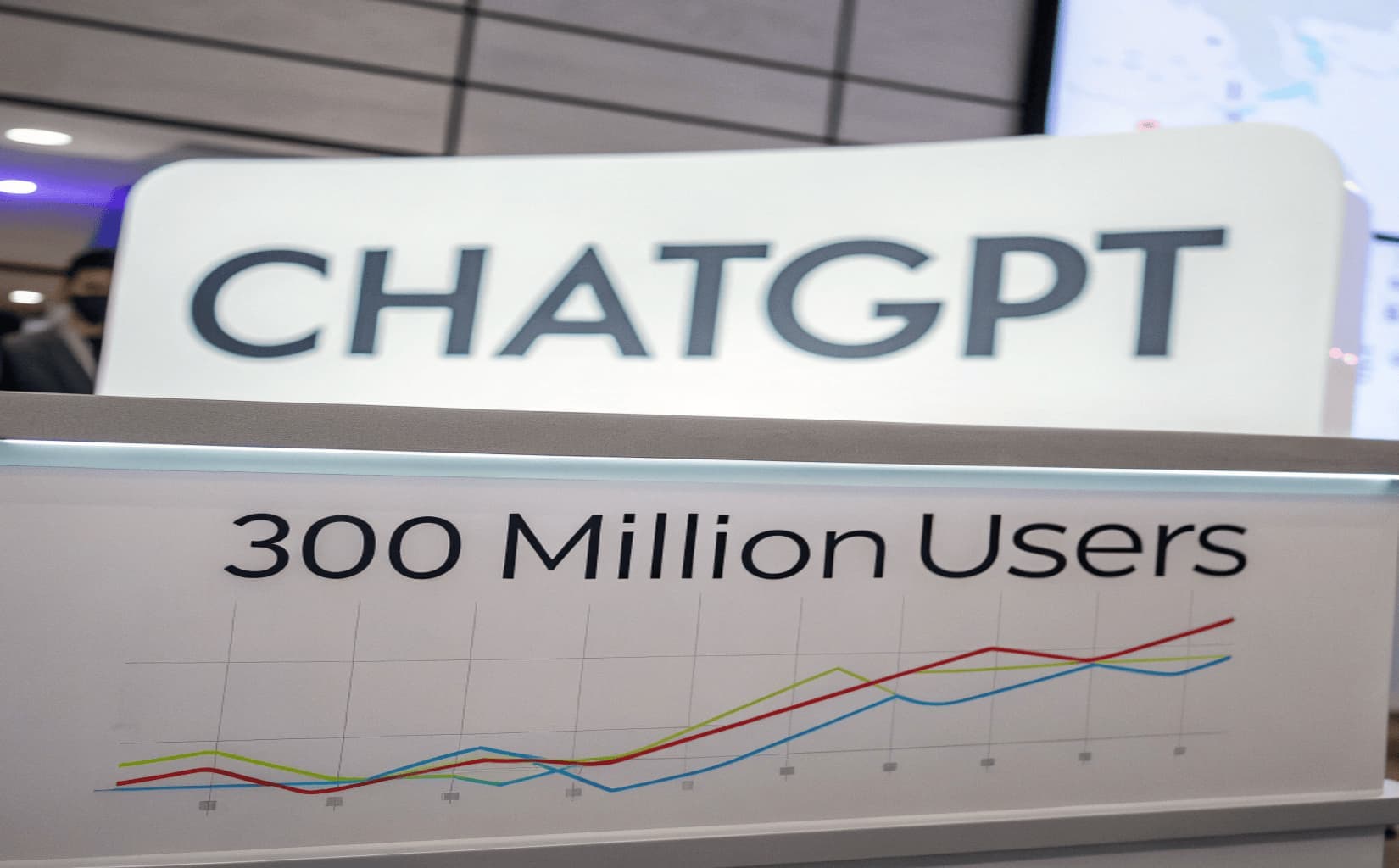تصميم رقمي يُظهر كلمة ChatGPT مع عبارة "300 مليون مستخدم" ورسم بياني مُصمم يرمز إلى نمو المستخدمين.