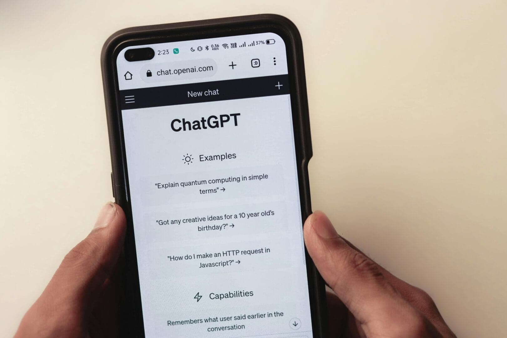 OpenAI تعلن عن إطلاق ميزة المهام "tasks" عبر منصة ChatGPT - واجهة المنصة في نسخة الويب في هاتف محمول