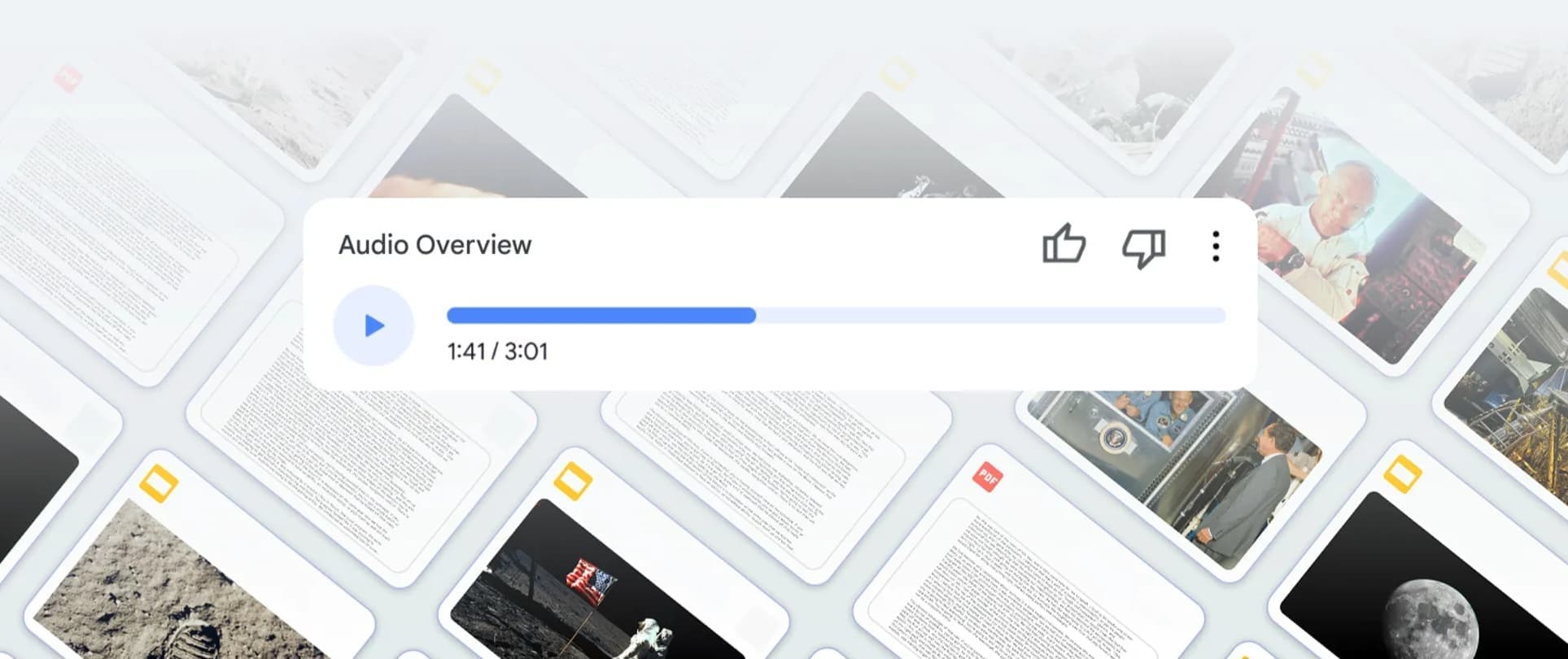 صورة تصميمية تظهر مشغل ميزة Audio Overviews في Google NotebookLM مع شريط التقدم وأيقونات التفاعل، محاطة ببطاقات تمثل مستندات متنوعة كالنصوص والصور والملفات