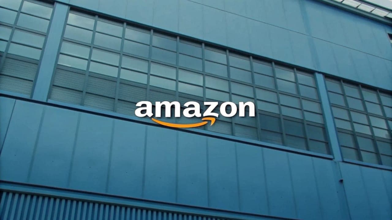 شعار أمازون (Amazon) على مبنى أزرق