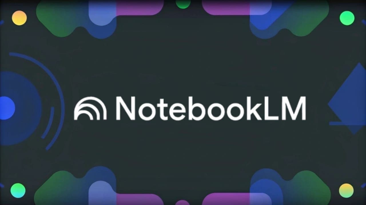 شعار جوجل NotebookLM باللون الأبيض على خلفية سوداء جذابة