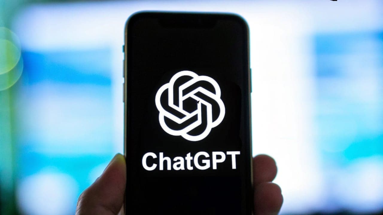 لقطة مقربة لهاتف ذكي يعرض شعار تطبيق ChatGPT من OpenAI، مع التركيز على إطلاق نموذج GPT-4.1 ونسخته المجانية GPT-4.1 mini.