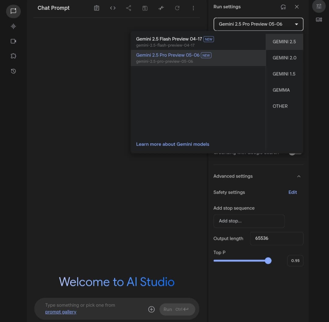 واجهة الدردشة المجانية في Google AI Studio، مع مزايا اختيار الاصدار وتخصيص الإعدادات.
